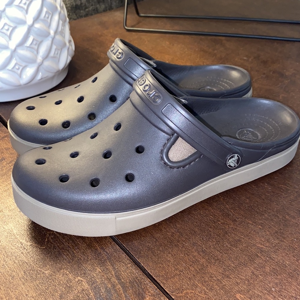 Men’s Crocs 6 Women’s: 8